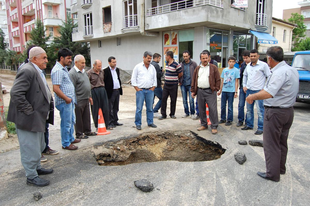 Yağışlarda Asfalt Çöktü