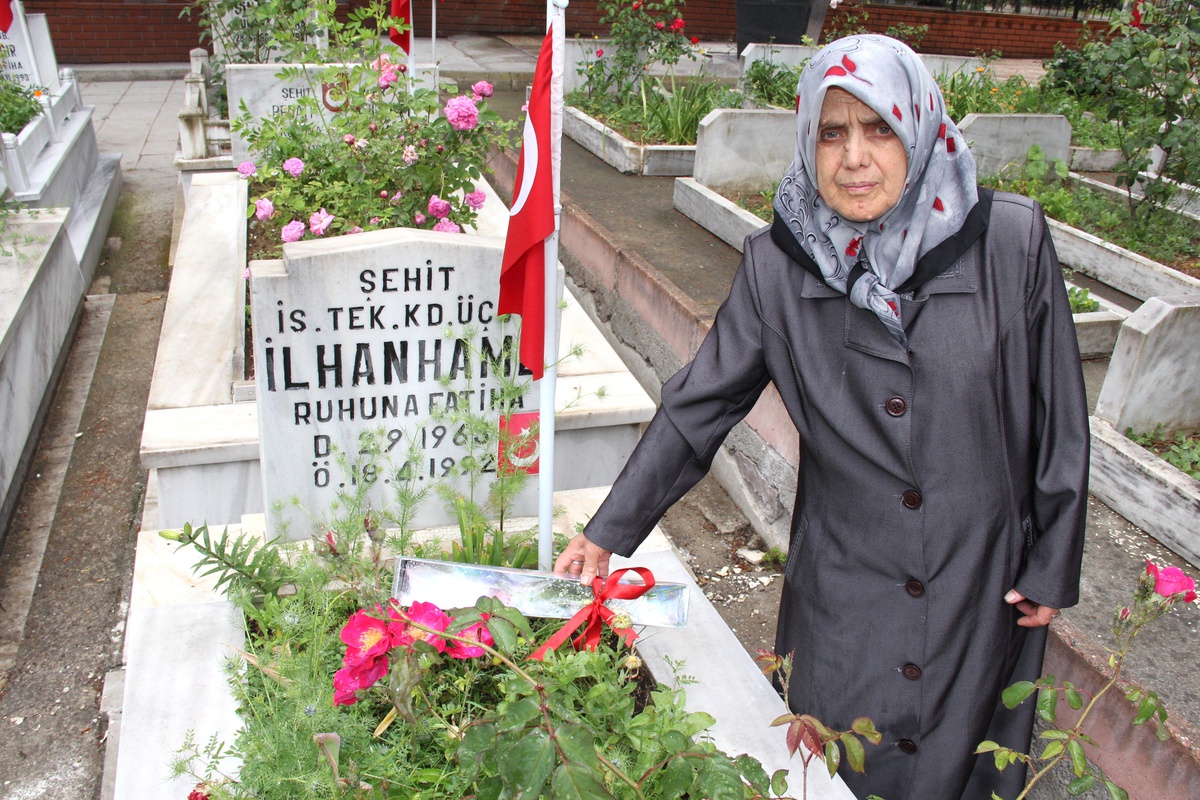 21 Yıldır Anneler Gününü Oğlunun Mezarında Geçiriyor