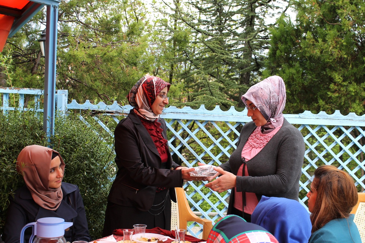 Akdağmadeni AK Parti Kadın Kolları Anneler Gününe Özel Davet Düzenledi
