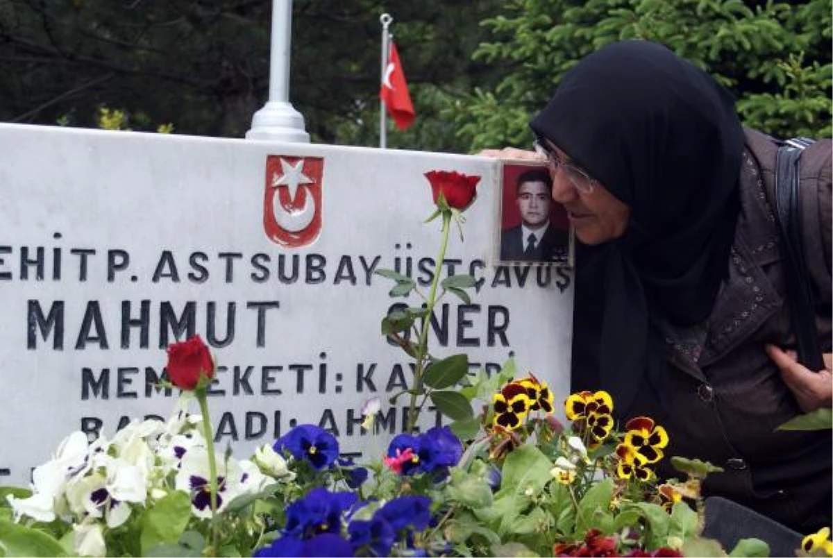 Anneler Günü\'nde, Şehit Oğullarının Mezar Taşlarına Sarıldılar