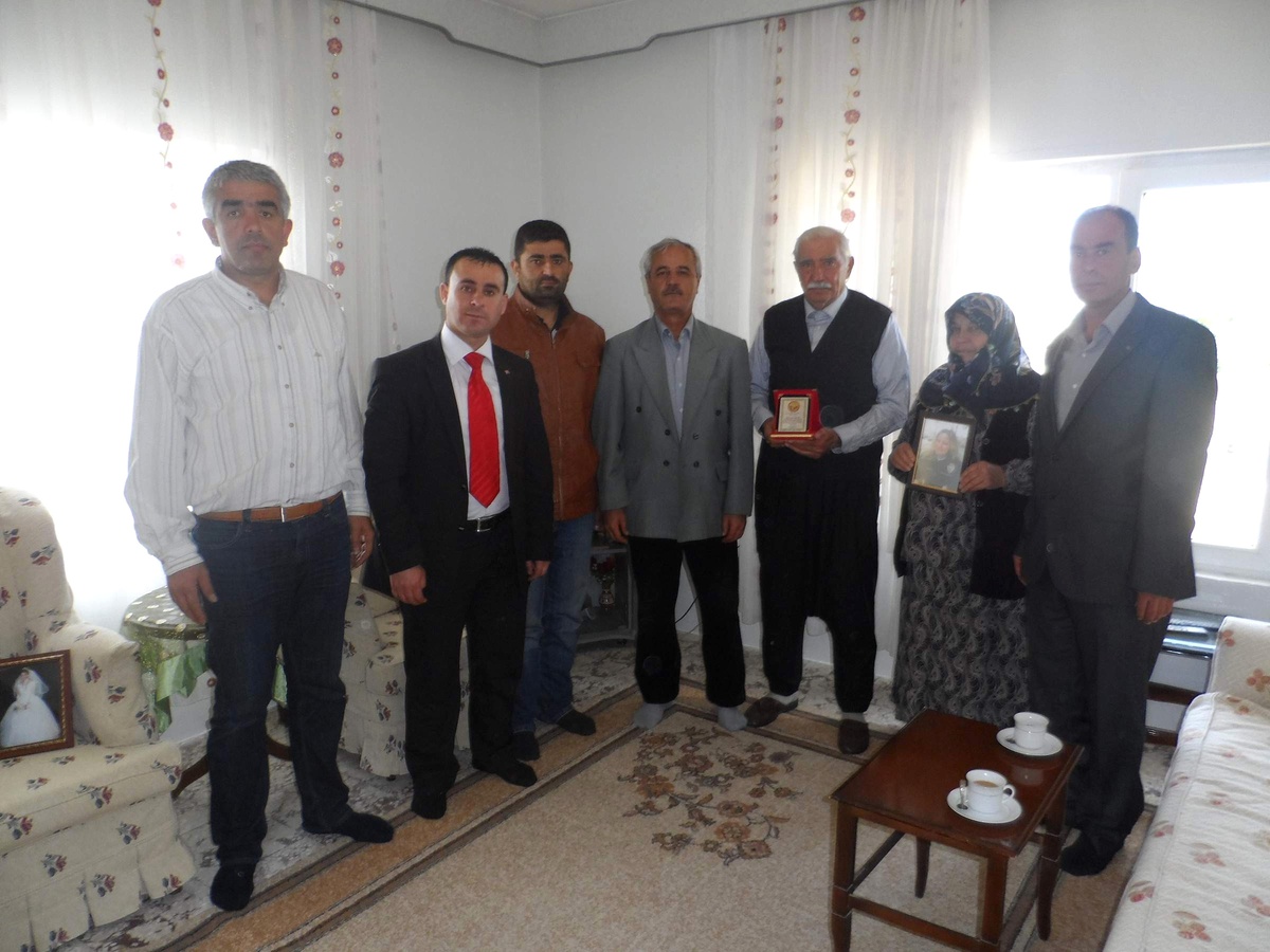 Arabanlılar ve Yavuzeliler Derneğinden Anneler Gününde Anlamlı Ödül