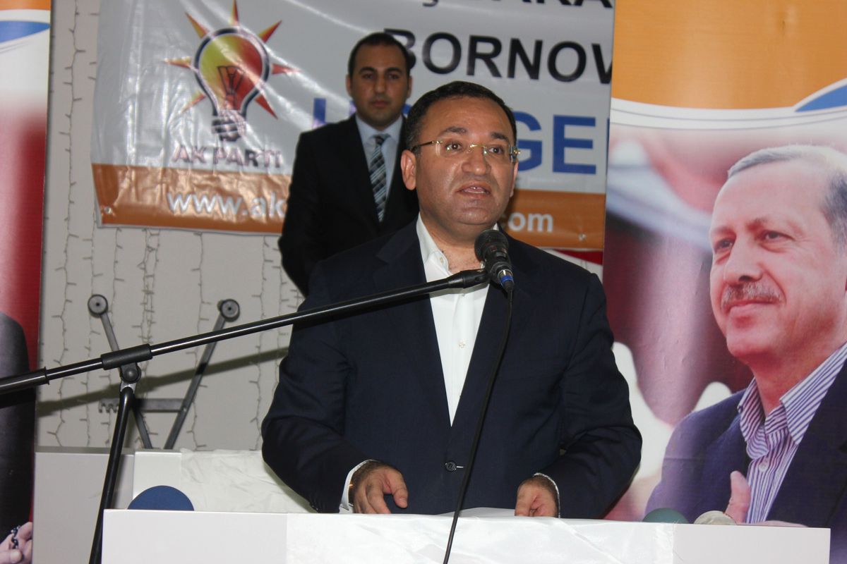 Başbakan Yardımcısı Bekir Bozdağ Bornova İlçe Danışma Meclisi Toplantısı\'nda Muhalefete Yüklendi...