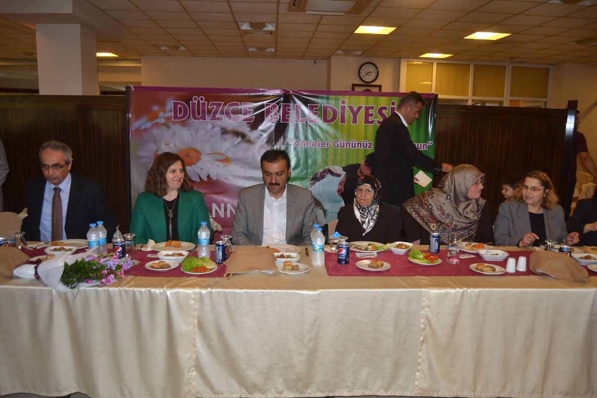 Başkan Bayram, Anneleri Unutmadı