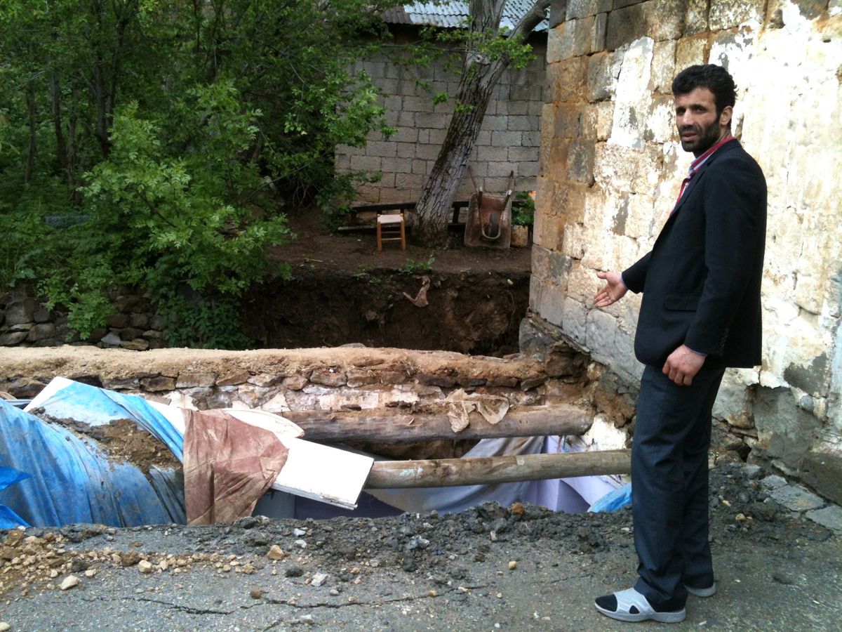Bitlis\'te Aşırı Yağıştan Dolayı Bir Evin Damı Çöktü