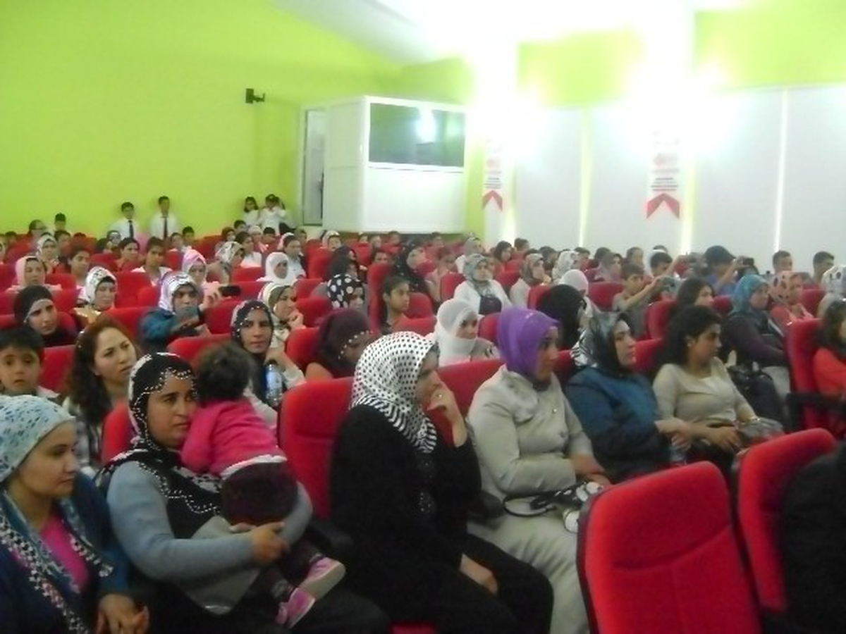 Dicle Ortaokulu\'ndan \'Anne\' Konulu Şiir Dinletisi
