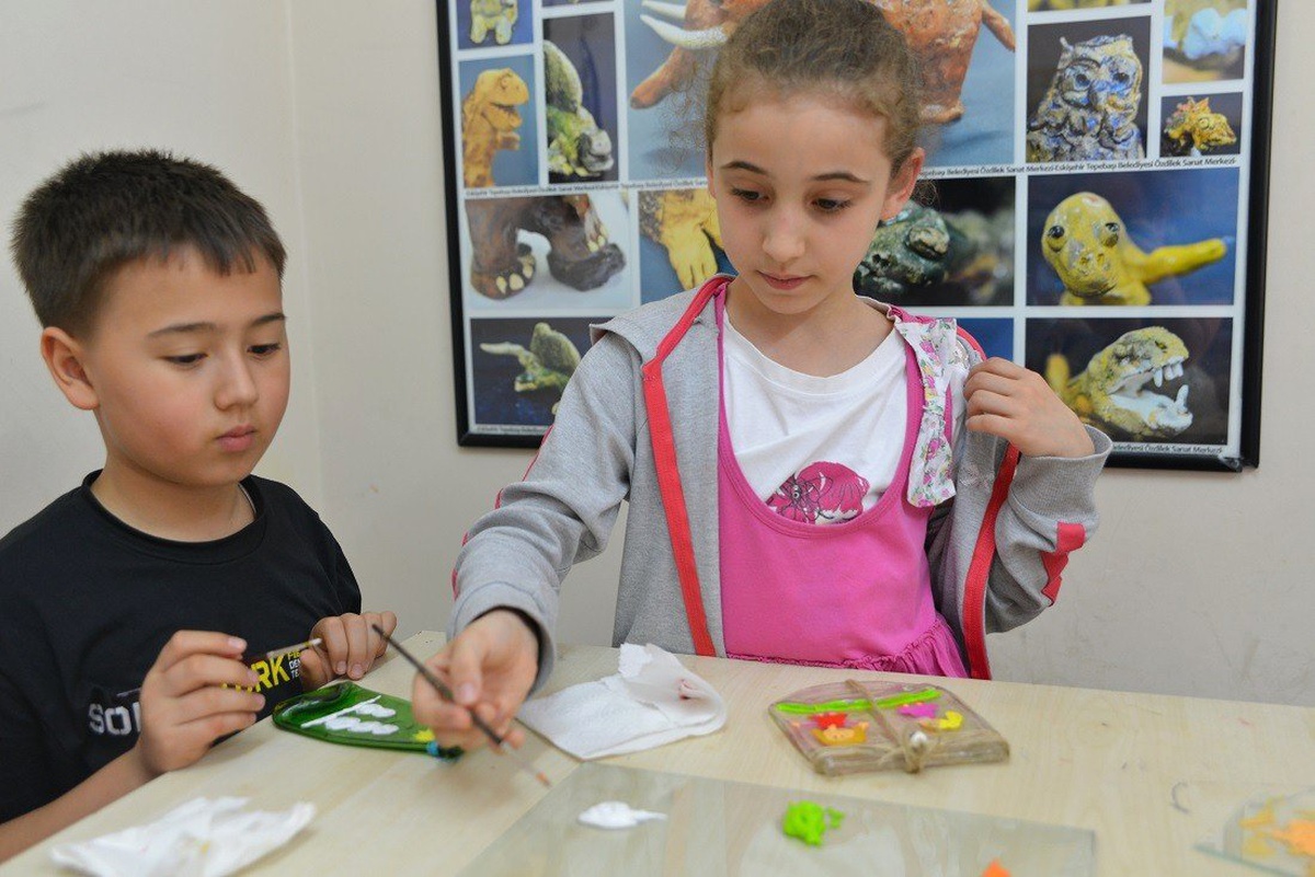 Elleriyle Yaptıkları Hediyeleri Annelerine Verdiler