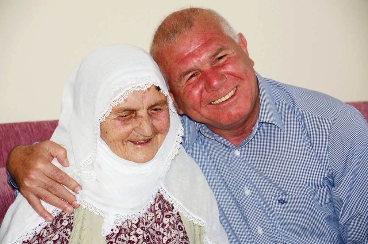 En Yaşlı Anneye Anneler Günü Ziyareti