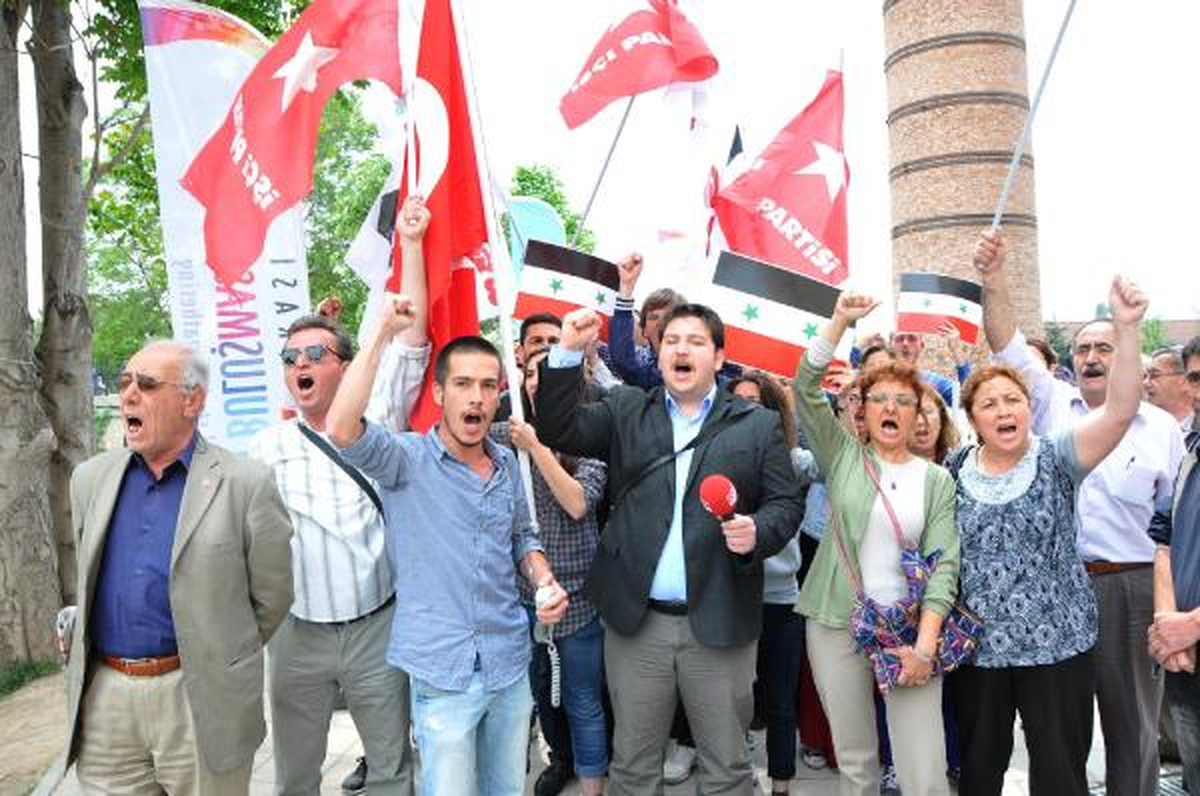 TKP ve İP Üyeleri Özgür Suriye Standına Saldırdı
