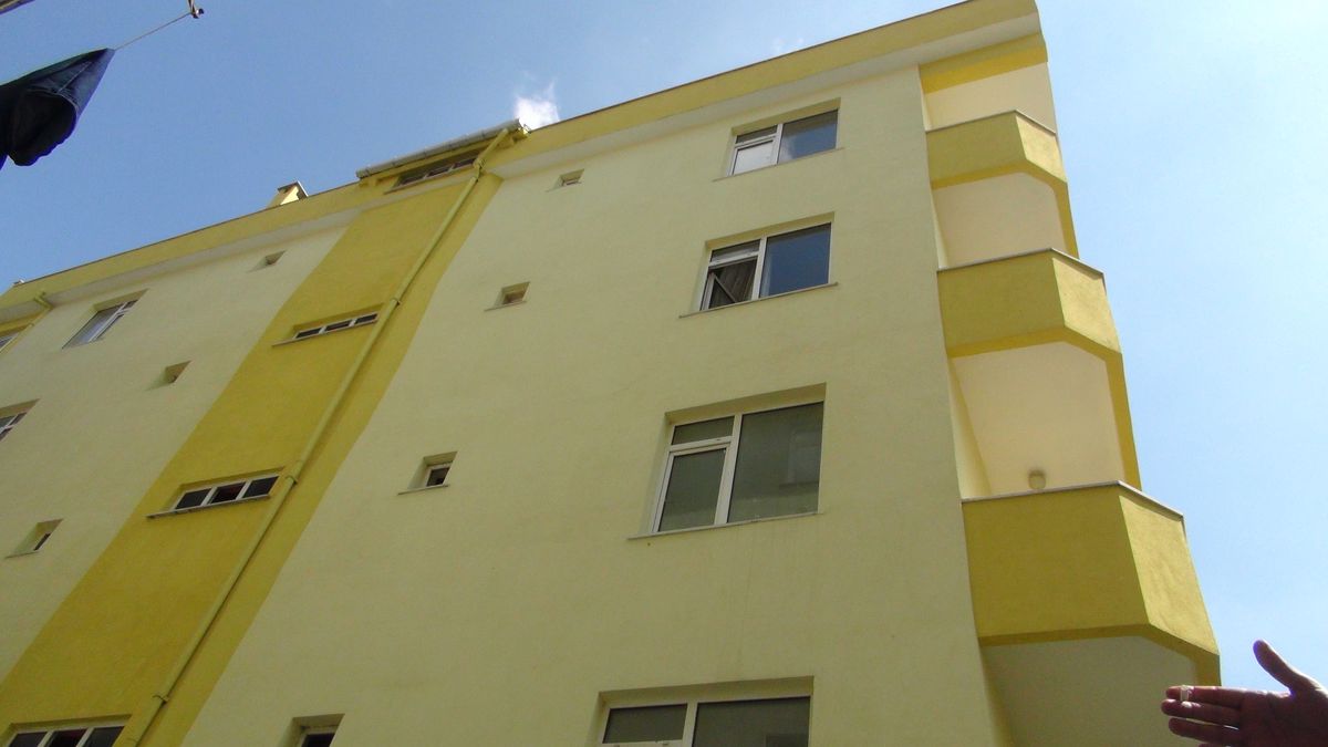 Evinin Penceresinden Atlayarak İntihar Etti