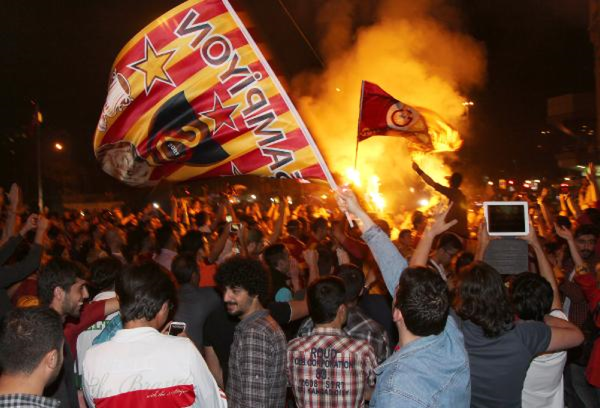 Galatasaraylı Taraftarlar Taksim\'de Çoştu