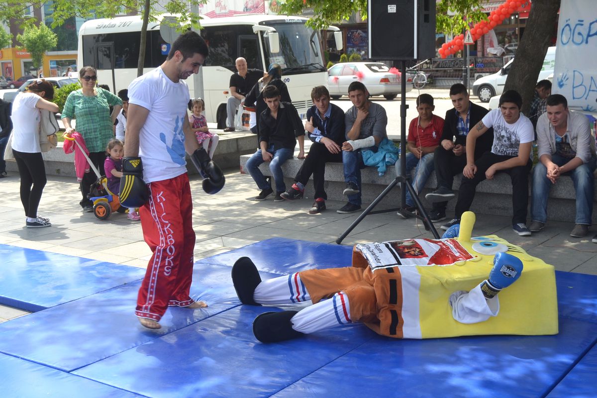 Gençler Sigarayı Yerle Bir Etti