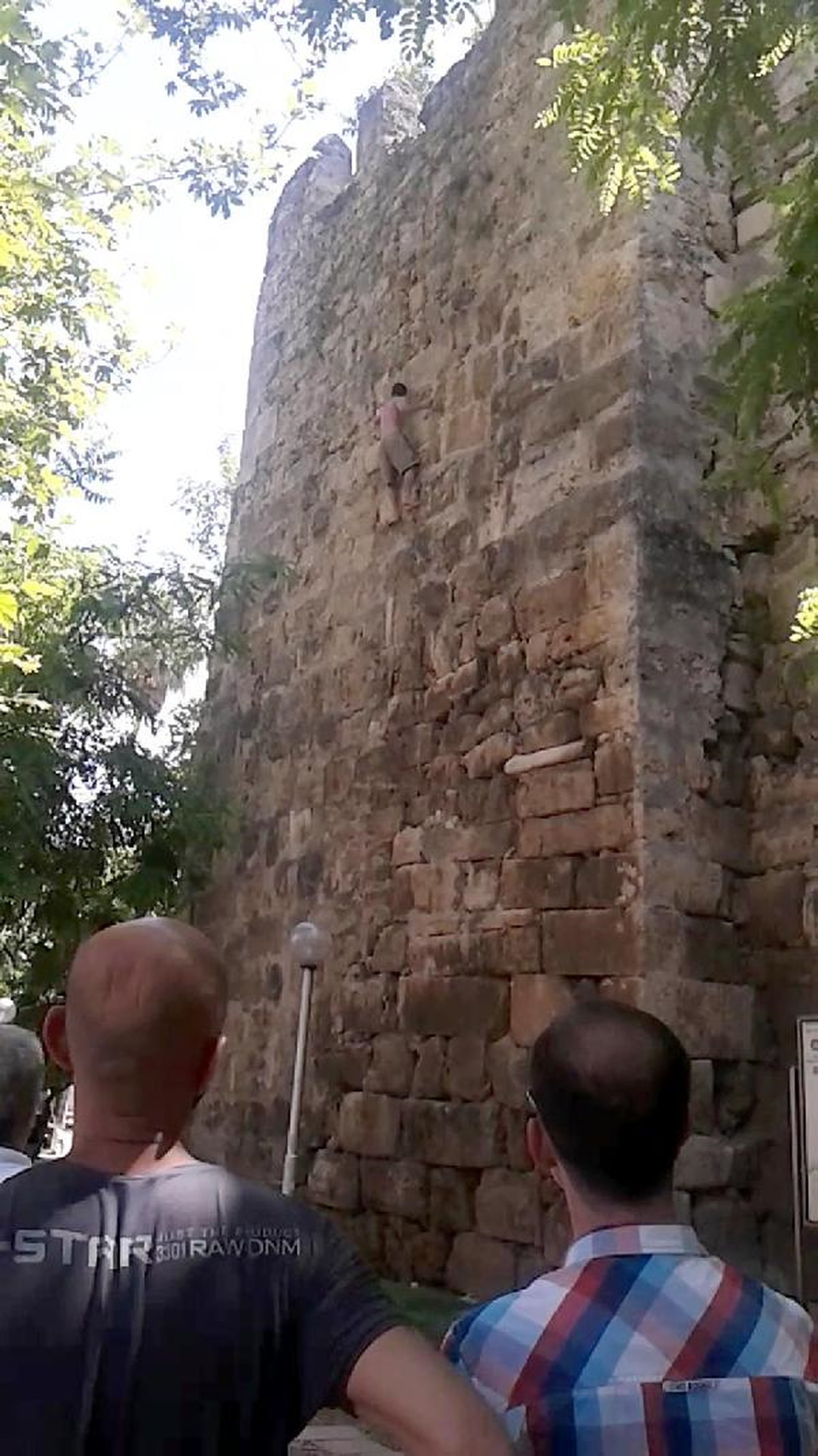 İntihardan Vazgeçti, 10 Metreden Yere Çakıldı