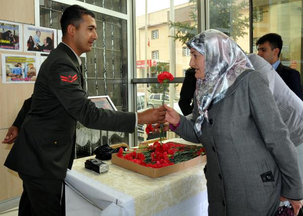 Jandarma Annelere Karanfil Dağıttı