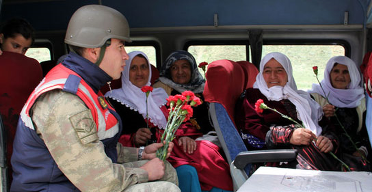 Jandarma\'dan Anneler Günü Çiçeği