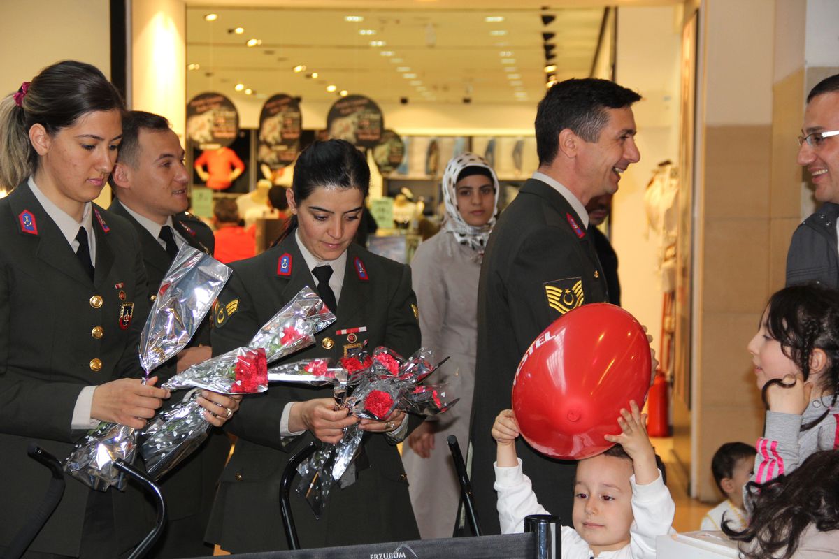 Jandarma\'dan Annelere Kırmızı Karanfil