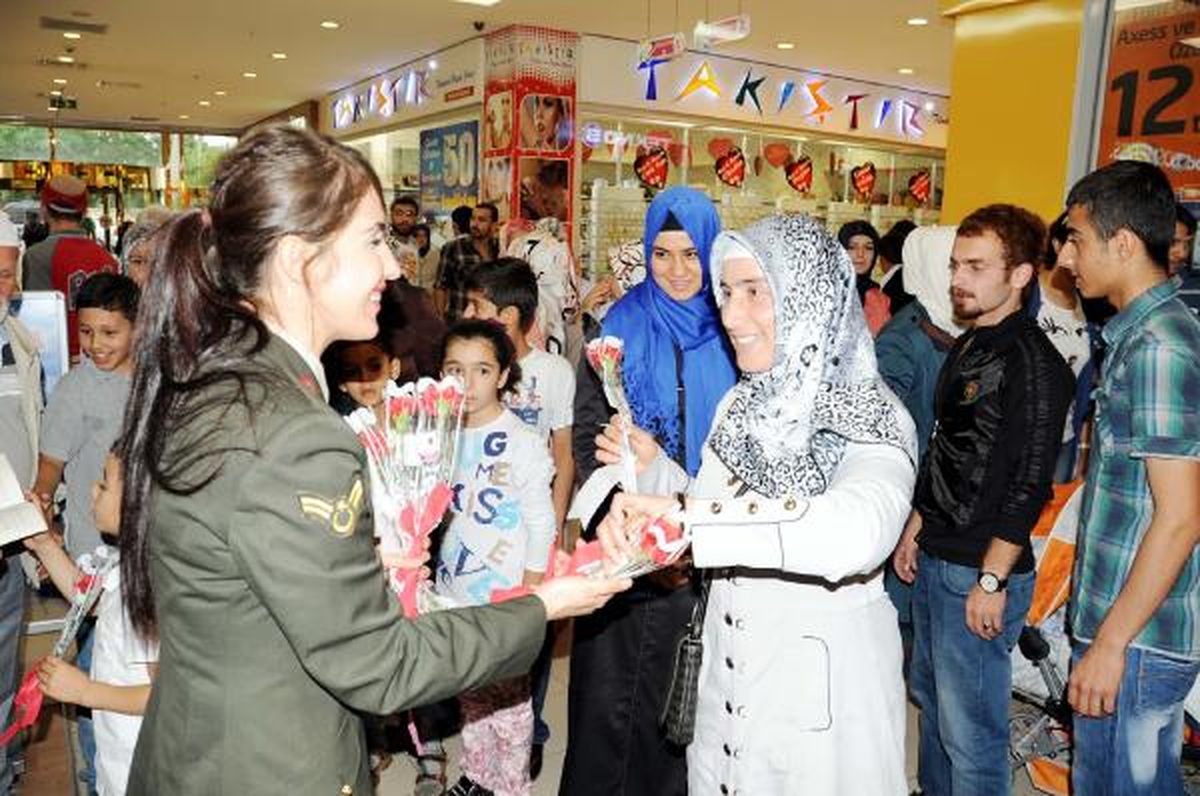 Kadın Subaylardan Annelere Karanfil