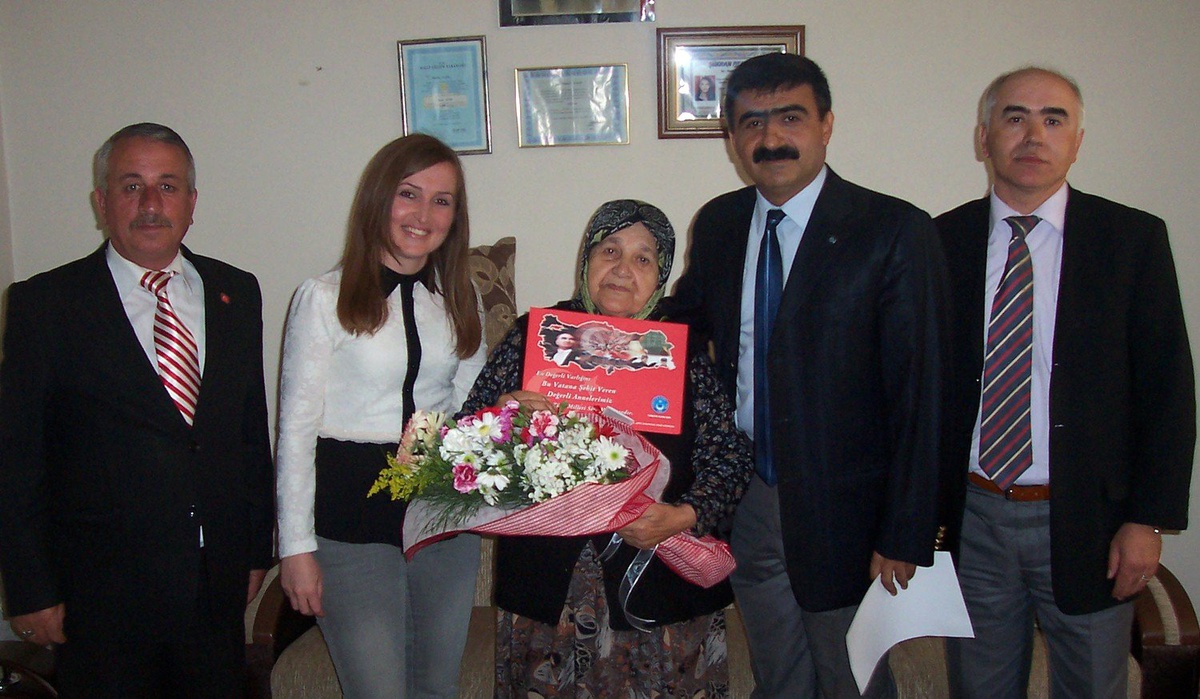 Kamu-Sen Şehit Öğretmenin Annesini Yılın Annesi Seçti