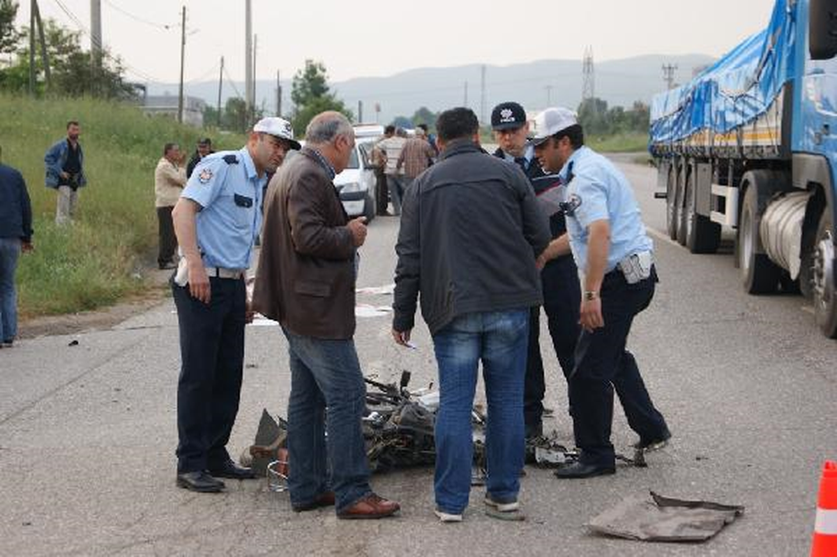 Kamyona Çarpan Kasksız Motosikletli Öldü