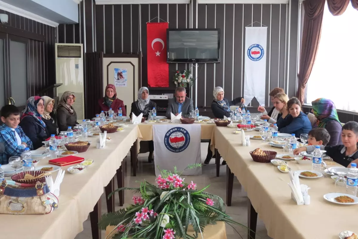 Memur-Sen\'den Sendika Üyelerine "Annelik Plaketi"