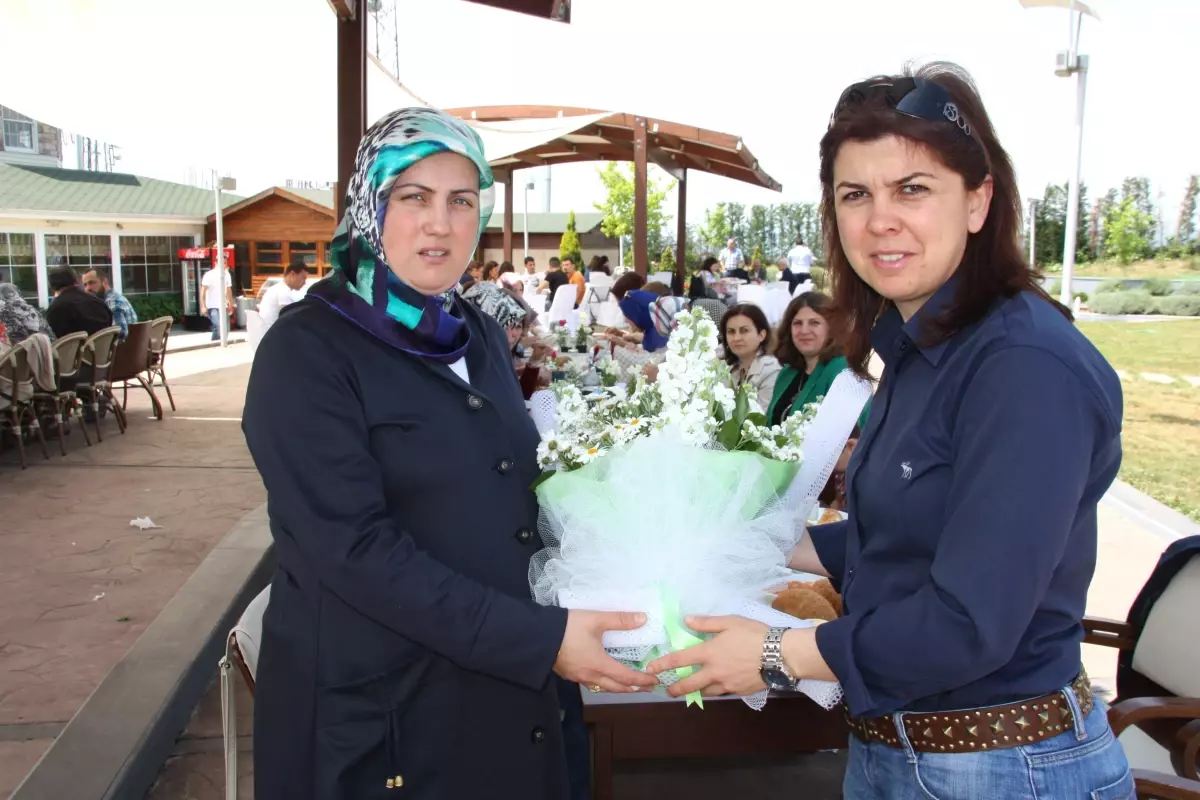 Milletvekili Fevai Arslan\'ın Eşi Seçil Arslan\'dan Teşkilat Üyelerine Anneler Günü Kahvaltısı