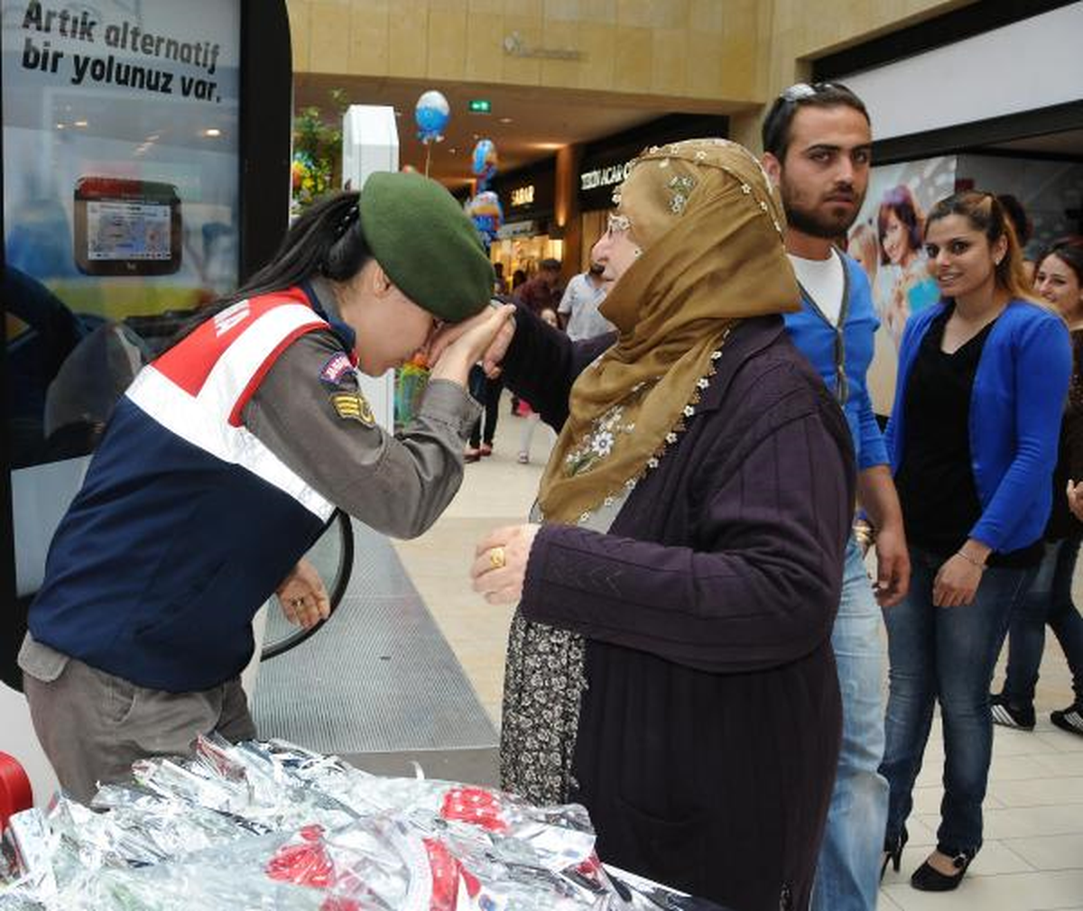 Nevşehir Jandarma Timlerinden Annelere Karanfil