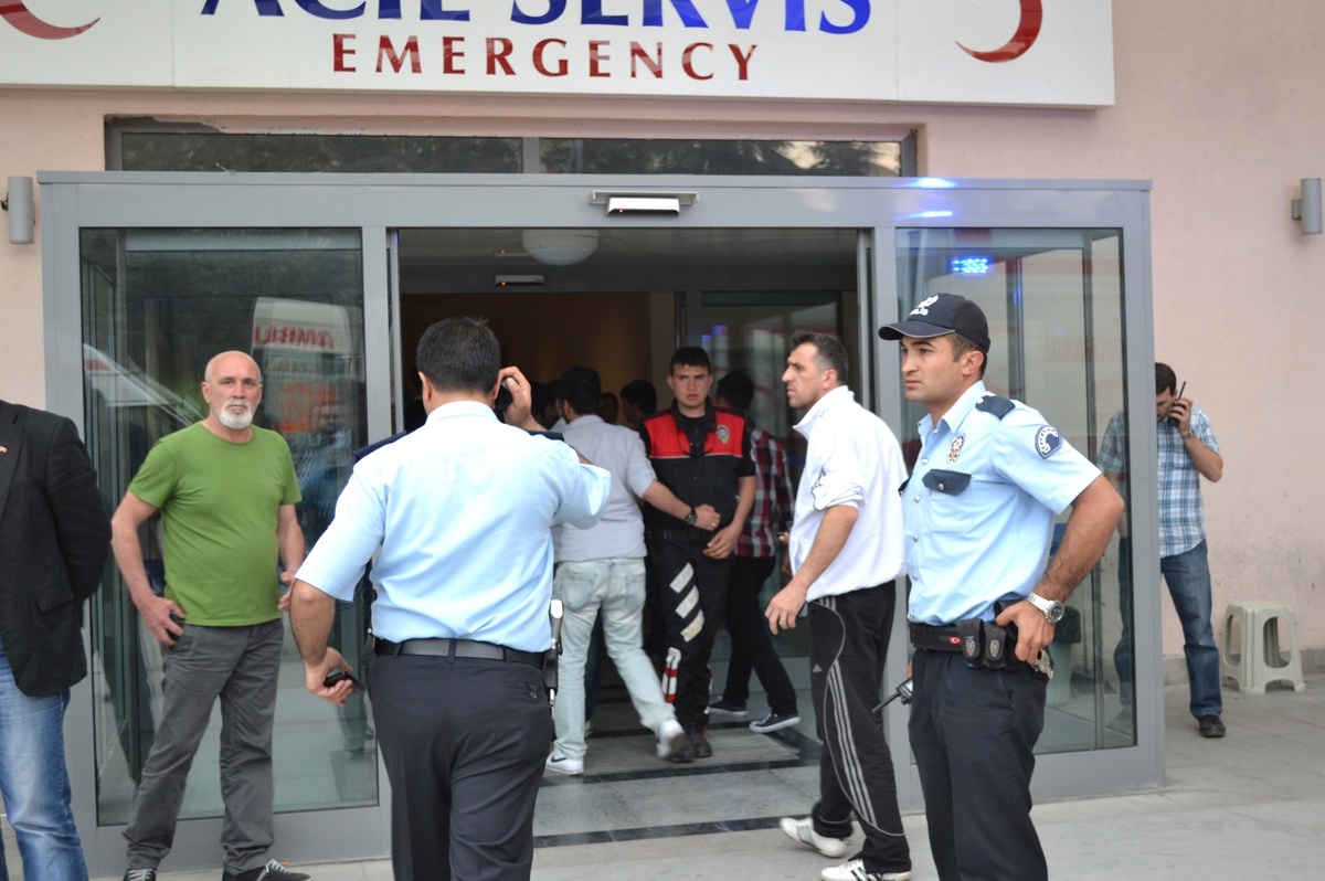 Otomobilin Çarptığı Polis Ağır Yaralandı