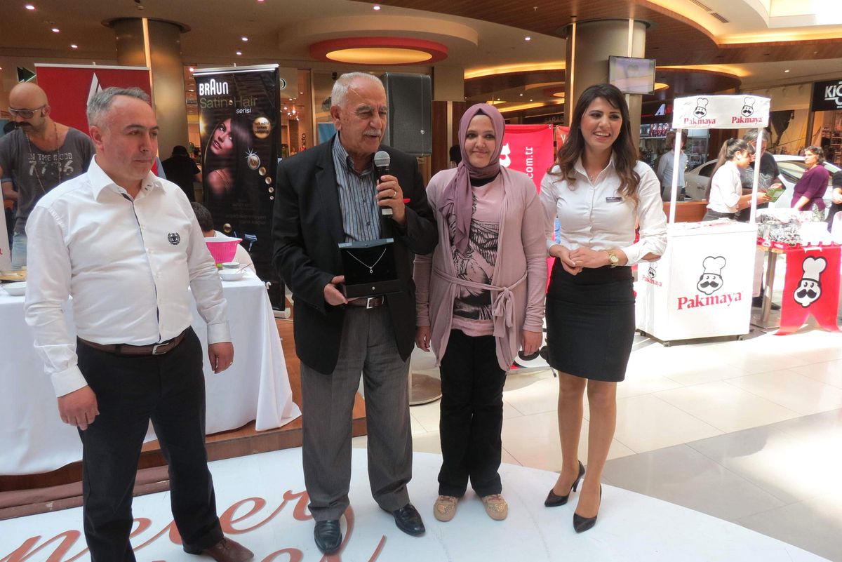 Sosyal Paylaşım Sitesinde En Çok Beğenilen Anne Fotoğrafına Ödül