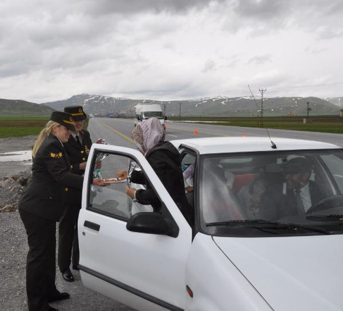 Trafikte, Jandarmadan Anneler Günü Jesti
