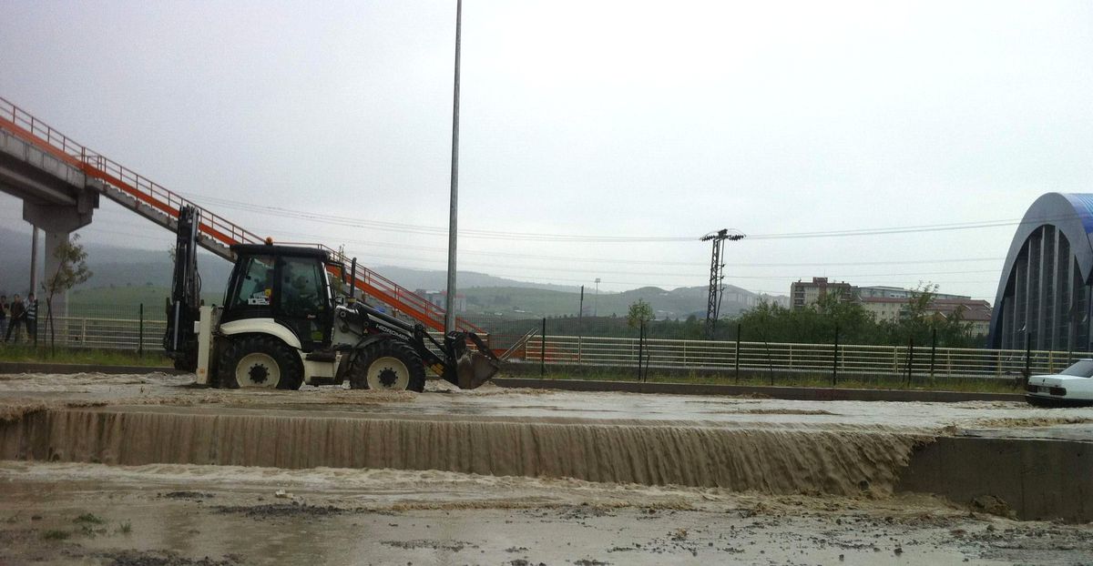 Yağmur, Yolu Göle Çevirdi
