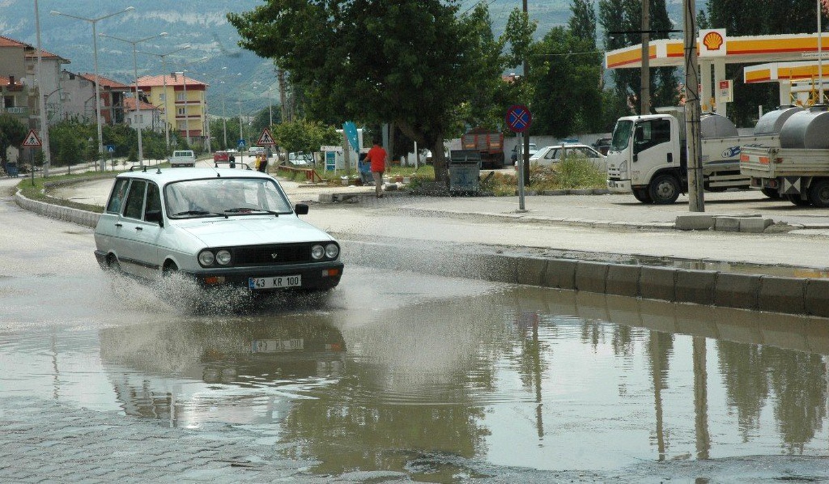 Yoldaki Su Birikintisi Kazalara Davetiye Çıkarıyor
