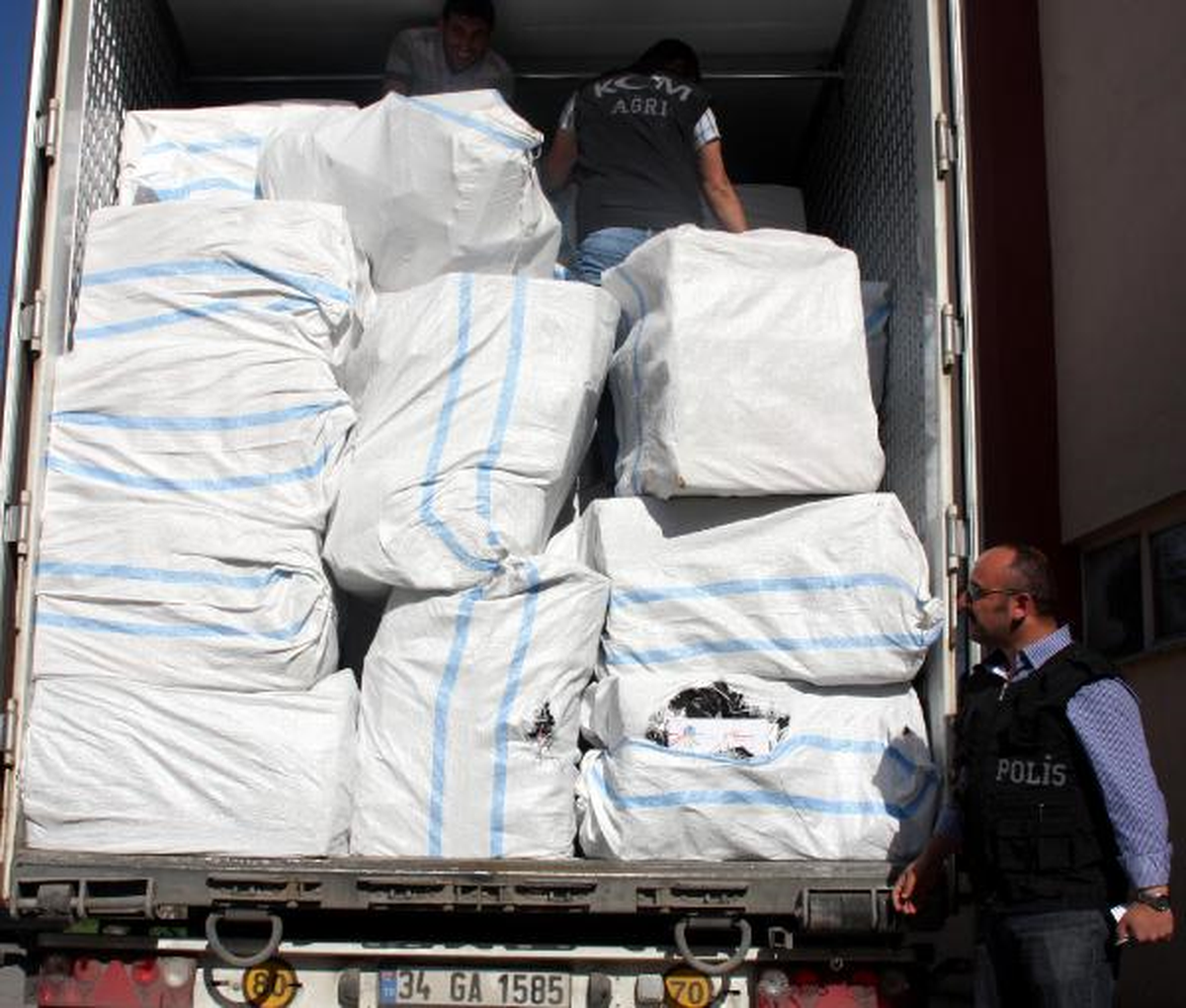 Uyuşturucu ve Sigara Kaçakçılığına 2 Tutuklama