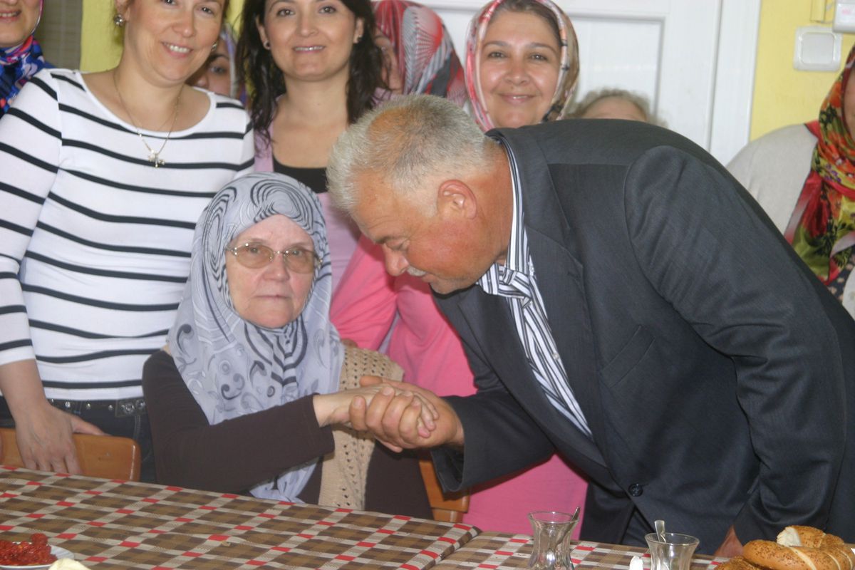 AK Parti Ödemiş İlçe Teşkilatı\'ndan Anneler Günü Kutlaması