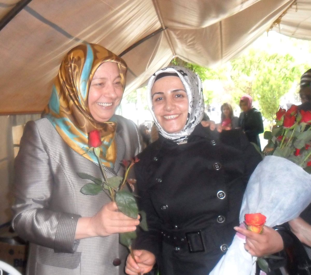 Ak Partili Kadınlar 'Anneler Günü'nde Gül Dağıttı