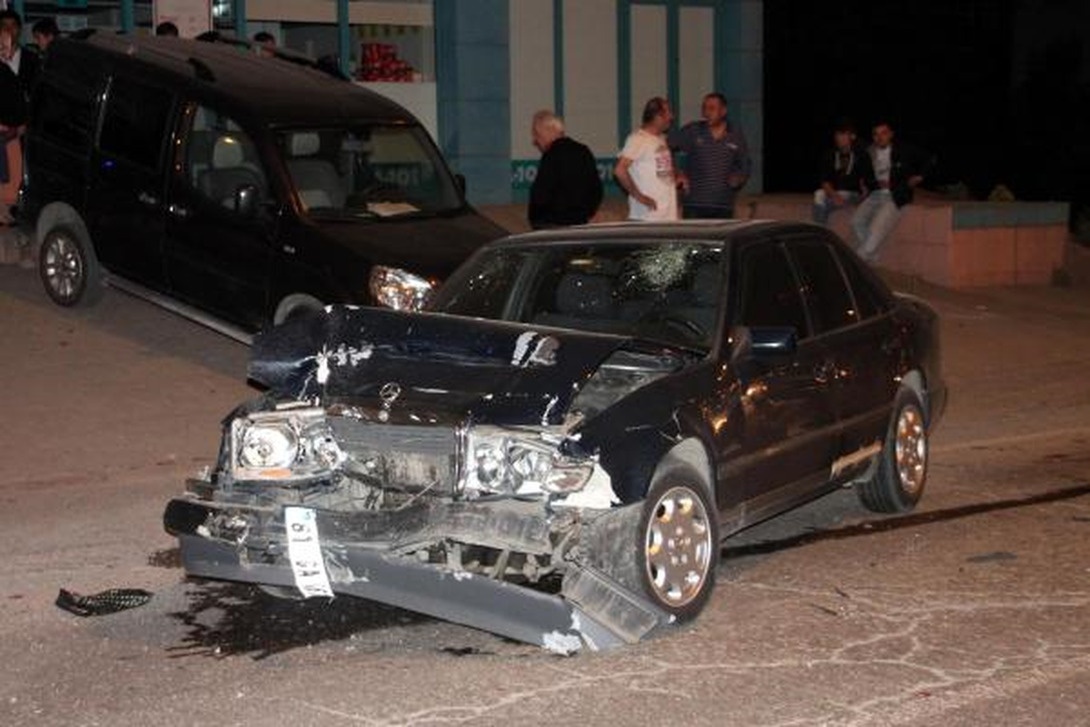 Alkollü Sürücü 4 Araca Çarptı: 6 Yaralı