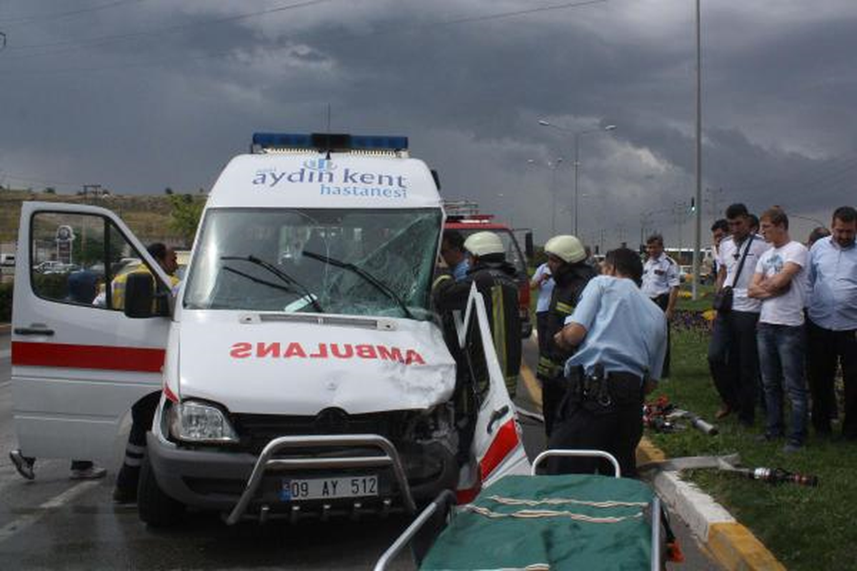 Ambulans, Minibüsle Çarpıştı: 5 Yaralı