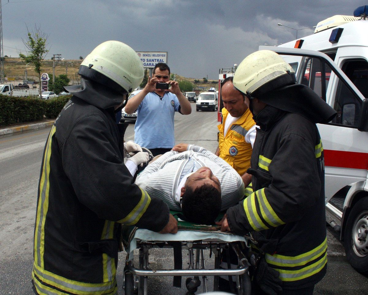 Ambulansla Minibüs Çarpıştı: Üç Yaralı