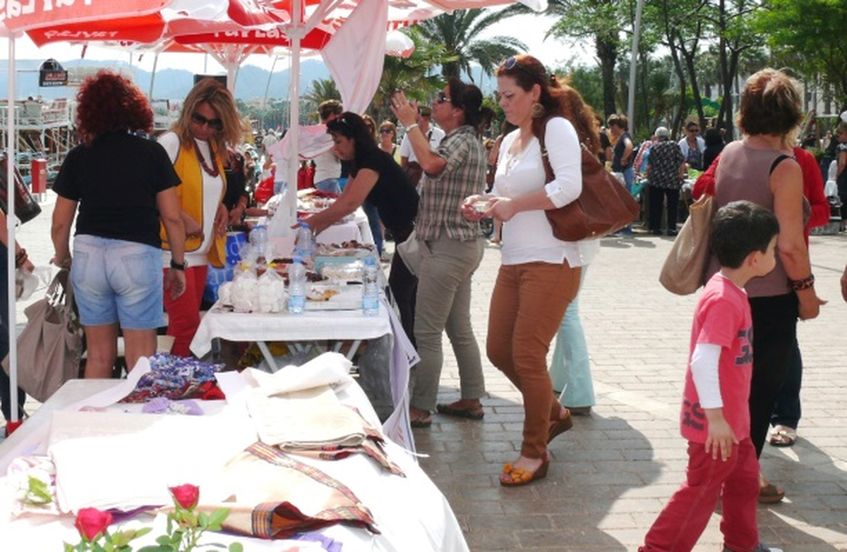 Anneler Günü Kermesi Marmaris\'i Renklendirdi
