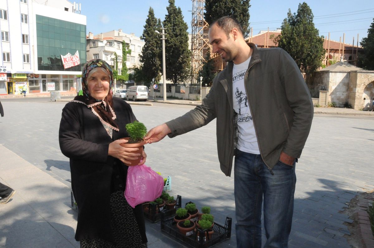 Anneler Gününde Çiçek Dağıtıldı