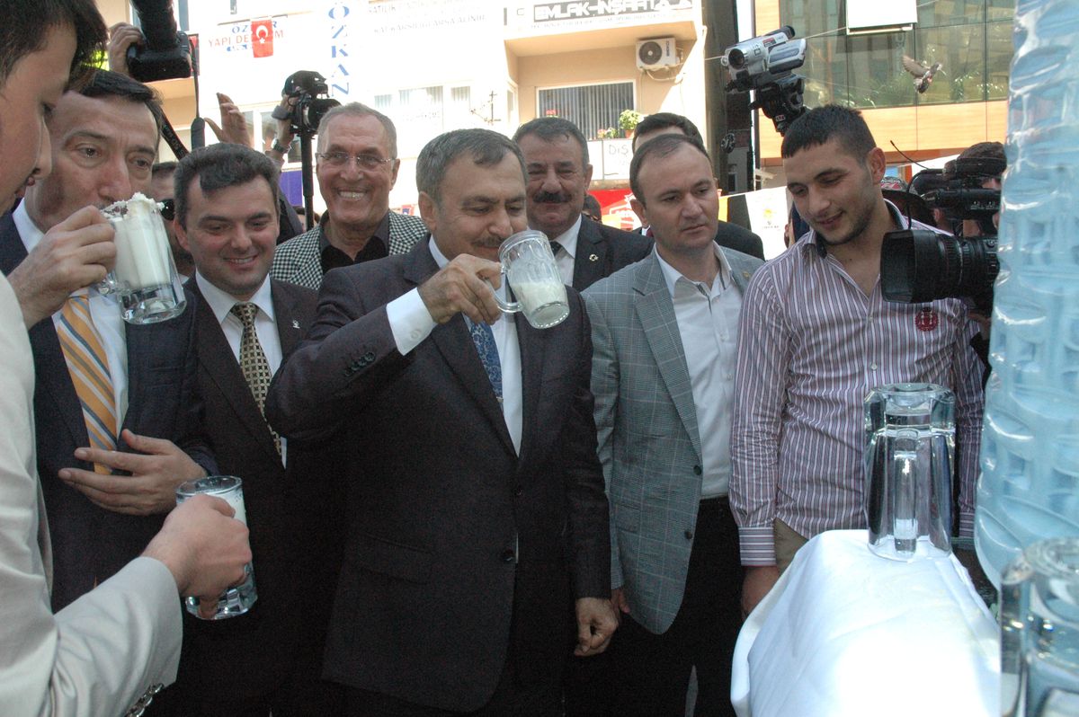 Bakan Eroğlu \'Milli İçki\'nin Tadına Baktı