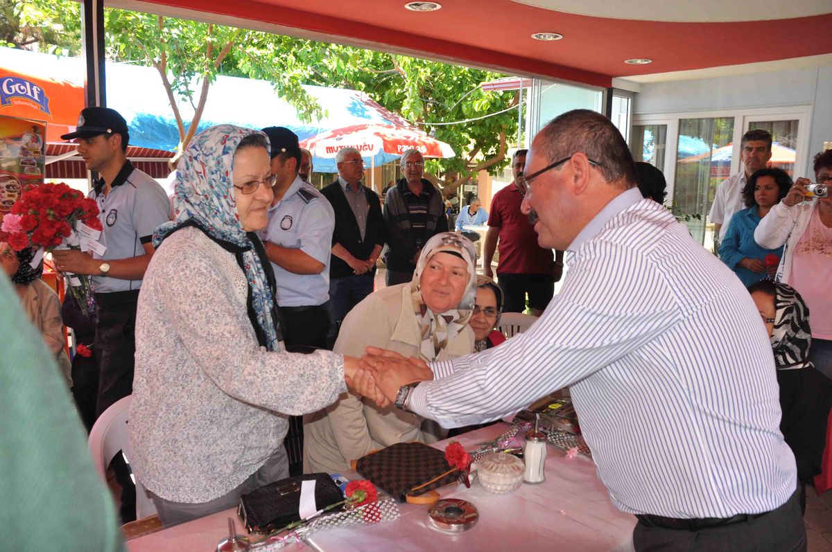 Başkan Altungün'den Şehit Annelerine Ziyaret