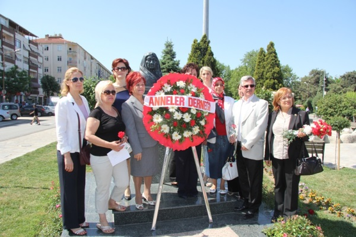 Başkan Çağlayan, Anneler Gününde Karanfil Dağıttı
