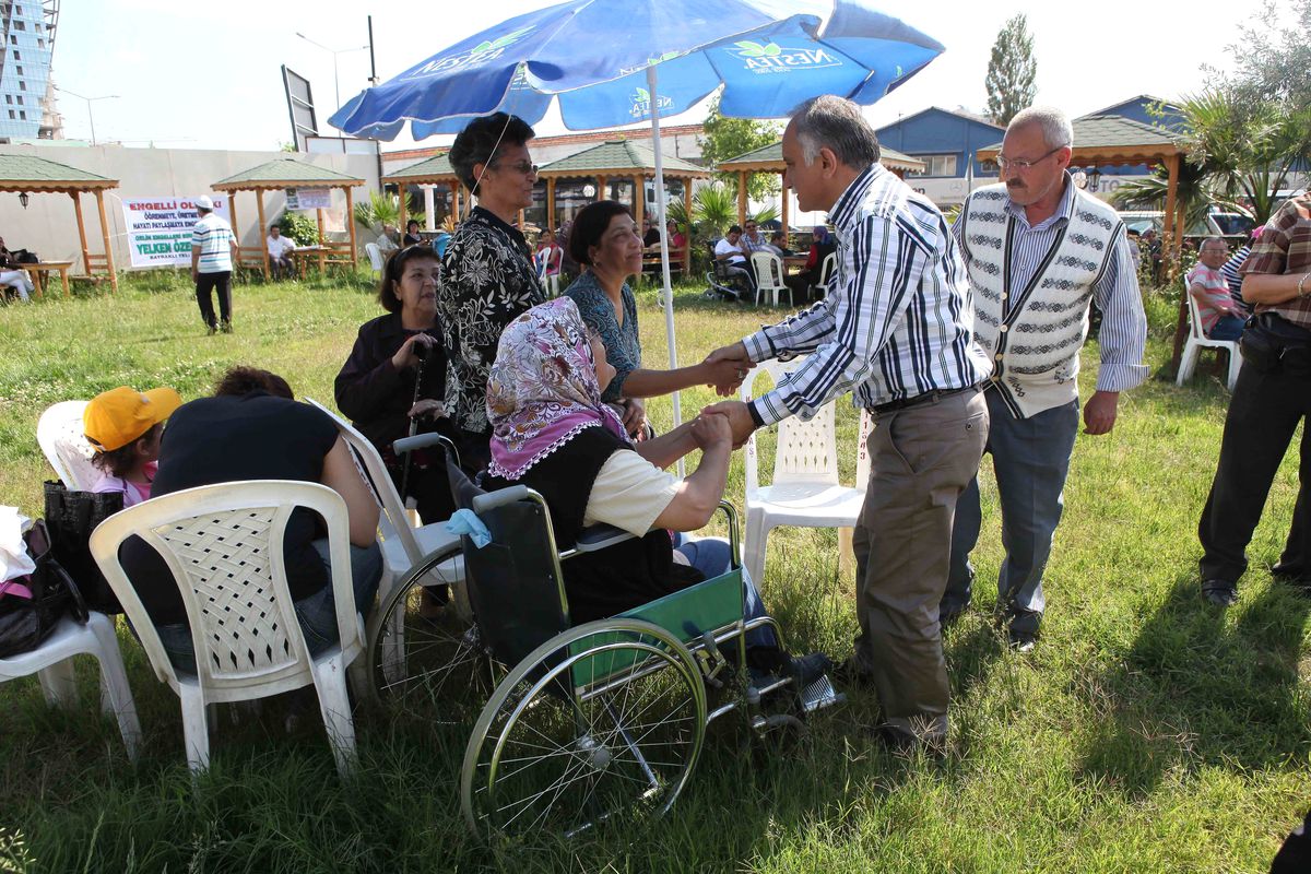 Başkan Karabağ, Annelerle Bir Araya Geldi