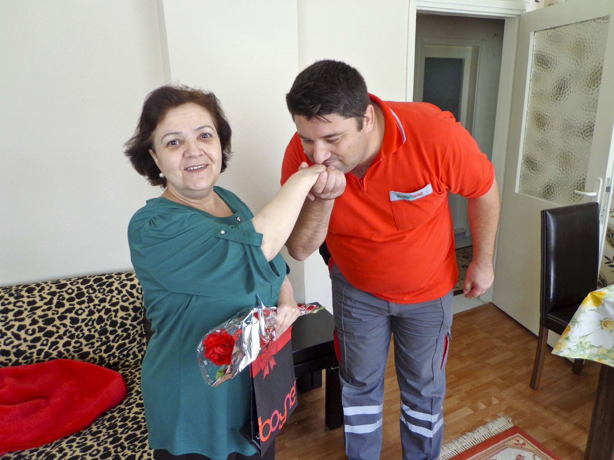 Burgaz\'dan 187\'yi Arayan Annelere Hediye