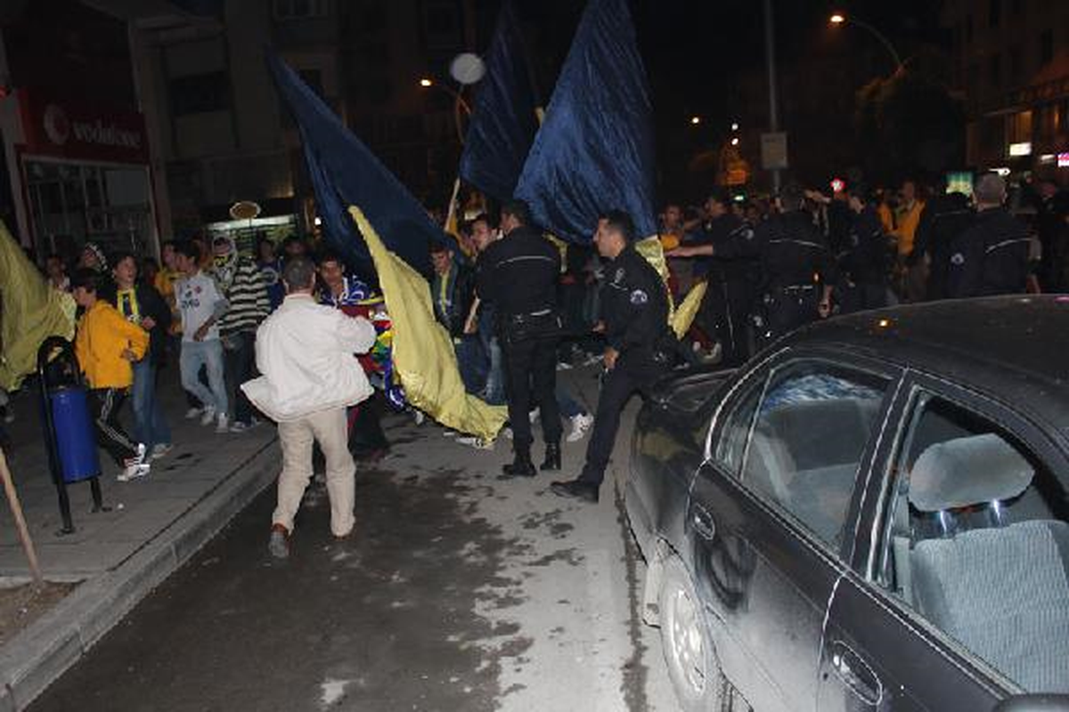 Galatasaray ve Fenerbahçeliler Arasında Gerginlik