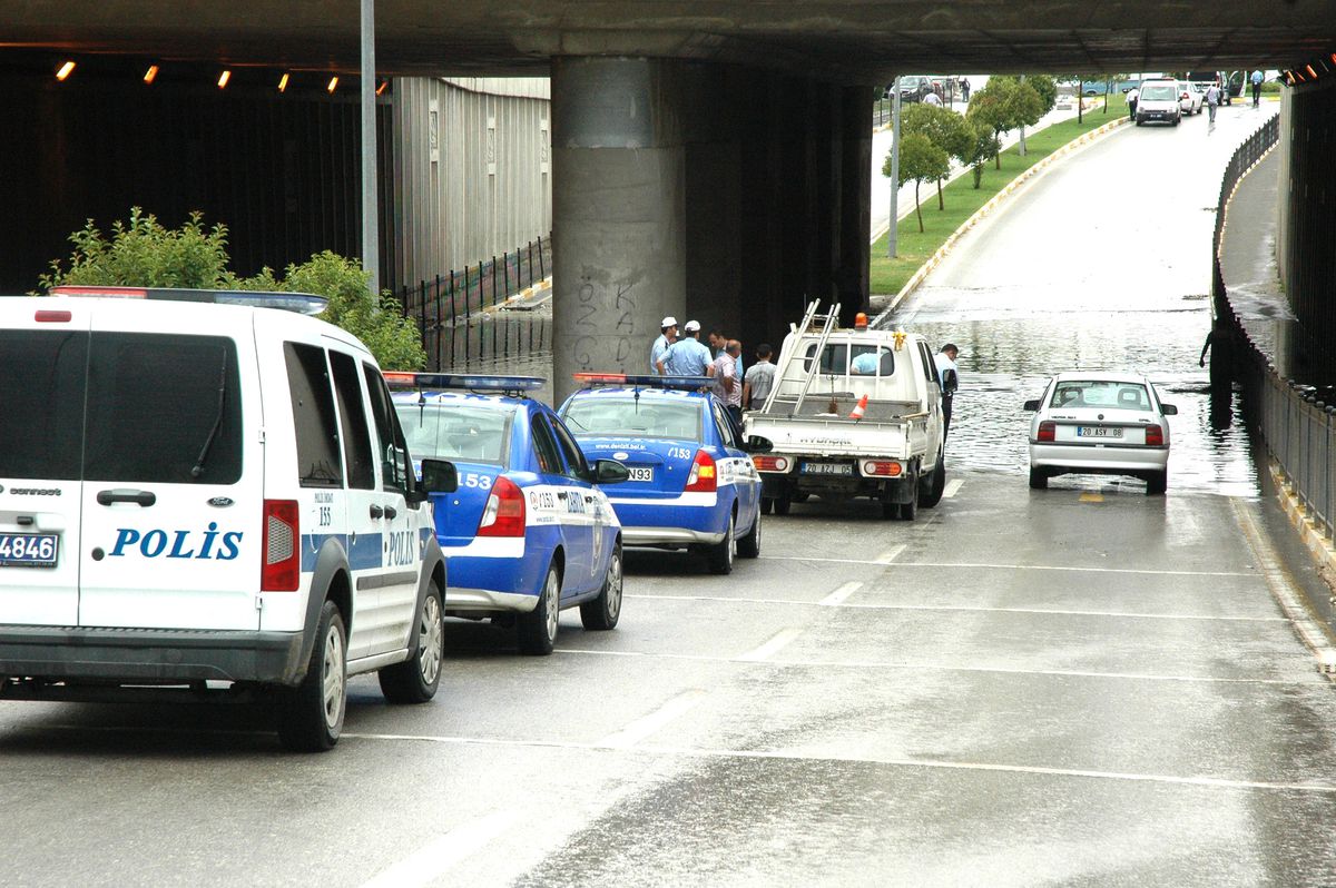Denizli\'de Şiddetli Yağmur Alt Geçidi Kapattı