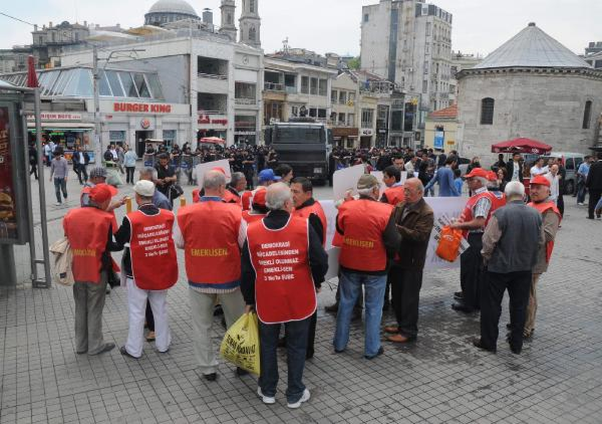 Emekli-Sen Üyeleri, İstiklal Caddesi\'ne Yelekle Giremedi