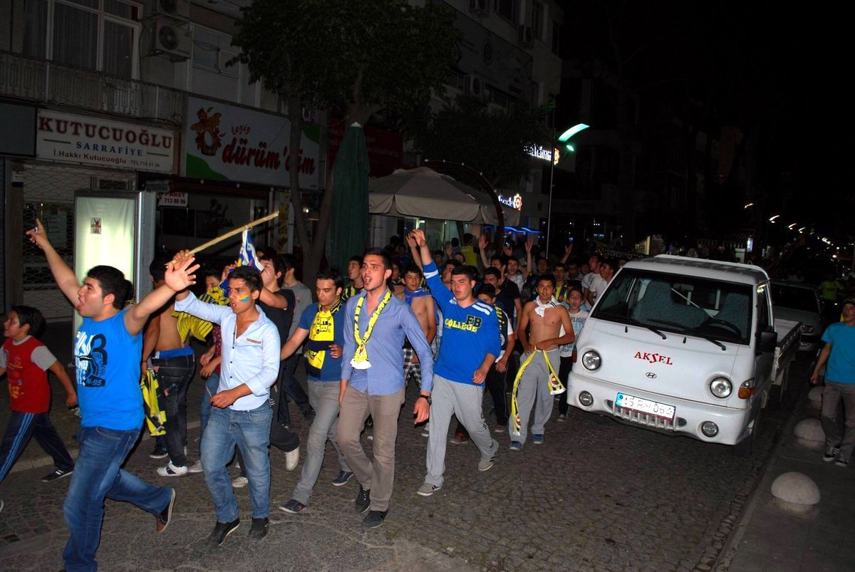 Fenerbahçe Taraftarı Galibiyeti Kutladı