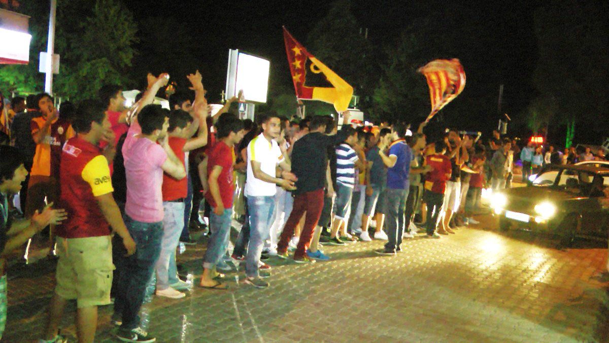 Fethiye\'de Galatasaray-Fenerbahçe Gerginliği