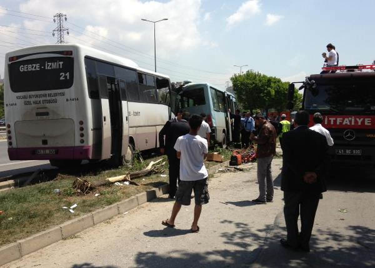 Midibüs, Yolcu Minibüsüne Çarptı: 15 Yaralı