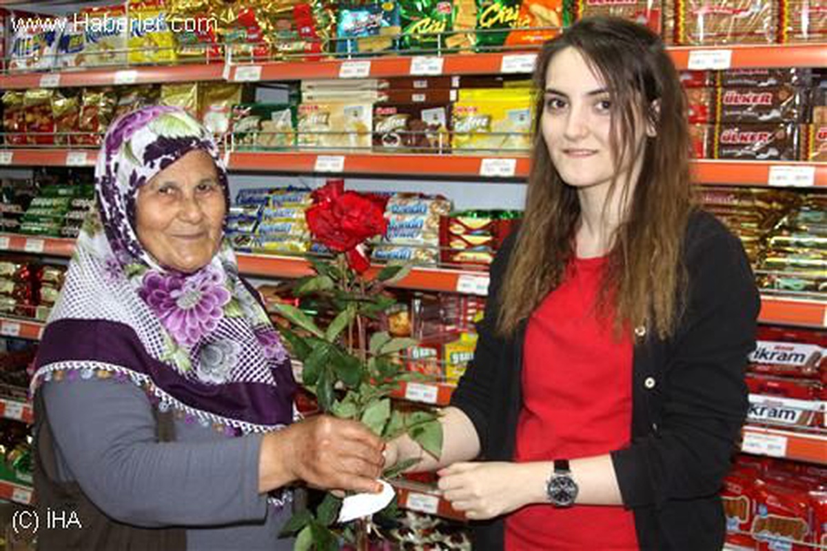 Gıda Firması Annelere 10 Bin Adet Gül Dağıttı